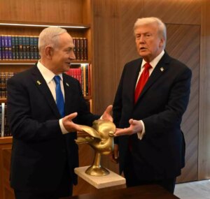 netanyahu trumpa altin guvercin hediye etti gHGiPfD7.jpg